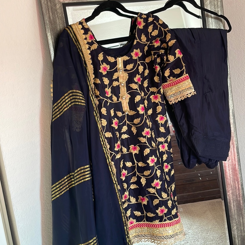 Beautiful floral design, all over front/ back of an outfit 3 piece Indian salwar